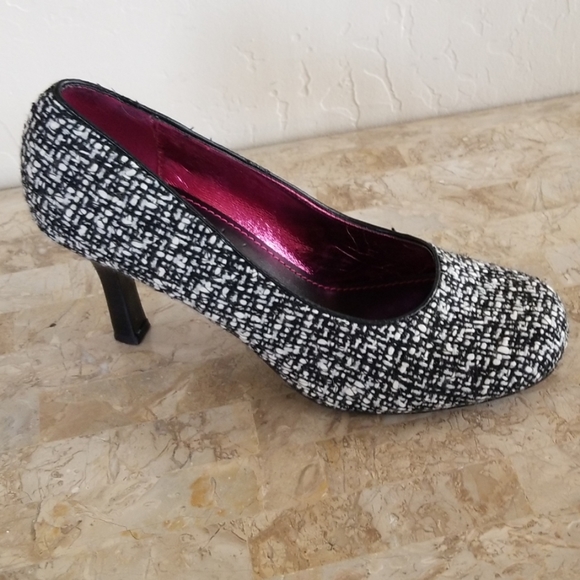 tweed pumps